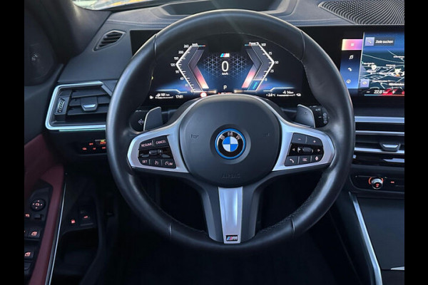BMW 3 Serie Touring 330e M-SPORT ** ADAPT. LED, LEDER, NAVI+, PANORAMA, TREKH, 19-inch LMV, H&K SOUND ** 1e EIG - UNFALLFREI ** ** INFORMEER OOK NAAR ONZE AANTREKKELIJKE FINANCIAL-LEASE TARIEVEN **
