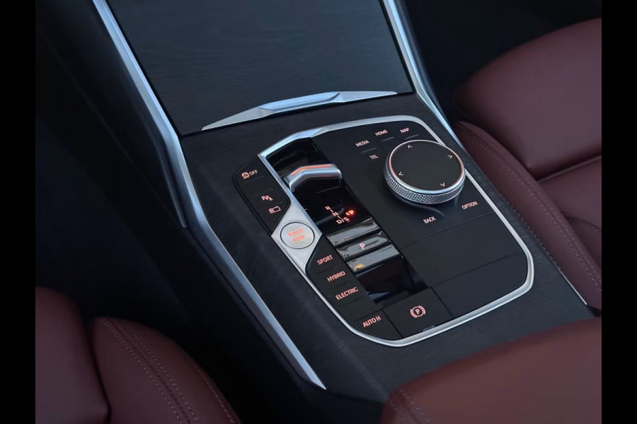 BMW 3 Serie Touring 330e M-SPORT ** ADAPT. LED, LEDER, NAVI+, PANORAMA, TREKH, 19-inch LMV, H&K SOUND ** 1e EIG - UNFALLFREI ** ** INFORMEER OOK NAAR ONZE AANTREKKELIJKE FINANCIAL-LEASE TARIEVEN **