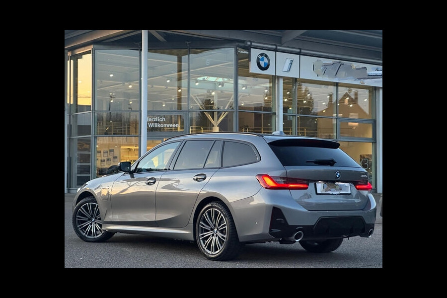 BMW 3 Serie Touring 330e M-SPORT ** ADAPT. LED, LEDER, NAVI+, PANORAMA, TREKH, 19-inch LMV, H&K SOUND ** 1e EIG - UNFALLFREI ** ** INFORMEER OOK NAAR ONZE AANTREKKELIJKE FINANCIAL-LEASE TARIEVEN **