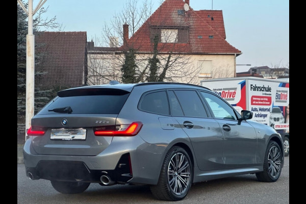 BMW 3 Serie Touring 330e M-SPORT ** ADAPT. LED, LEDER, NAVI+, PANORAMA, TREKH, 19-inch LMV, H&K SOUND ** 1e EIG - UNFALLFREI ** ** INFORMEER OOK NAAR ONZE AANTREKKELIJKE FINANCIAL-LEASE TARIEVEN **