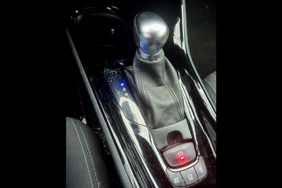 Toyota C-HR 1.8 Hybrid Dynamic . Camera. 18 inch . Apple carplay