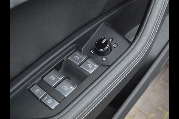 Audi e-tron 55 quattro Business edition Plus 95 kWh | SOH 95% | Panoramadak | B&O | Camera | Sfeerverlichting | Cruise Control |