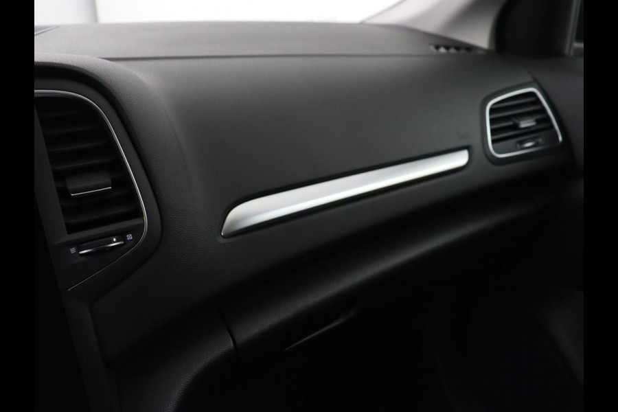 Renault Mégane 1.3 TCe Intens | Head-Up | Trekhaak | Camera | Carplay | Navigatie | Full LED | Keyless | Climate control | Cruise control | Bluetooth | Getint glas