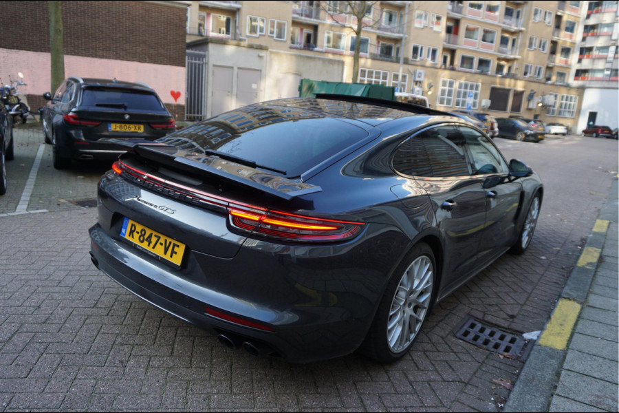 Porsche Panamera 4.0 GTS V8 BiTurbo | Sport Chrono | Luchtvering | Panoramadak | Adaptive + Lane | 4x Memory Verwarming Koeling | Soft close | Sfeerverlichting | Nieuwprijs ca € 226.000,-