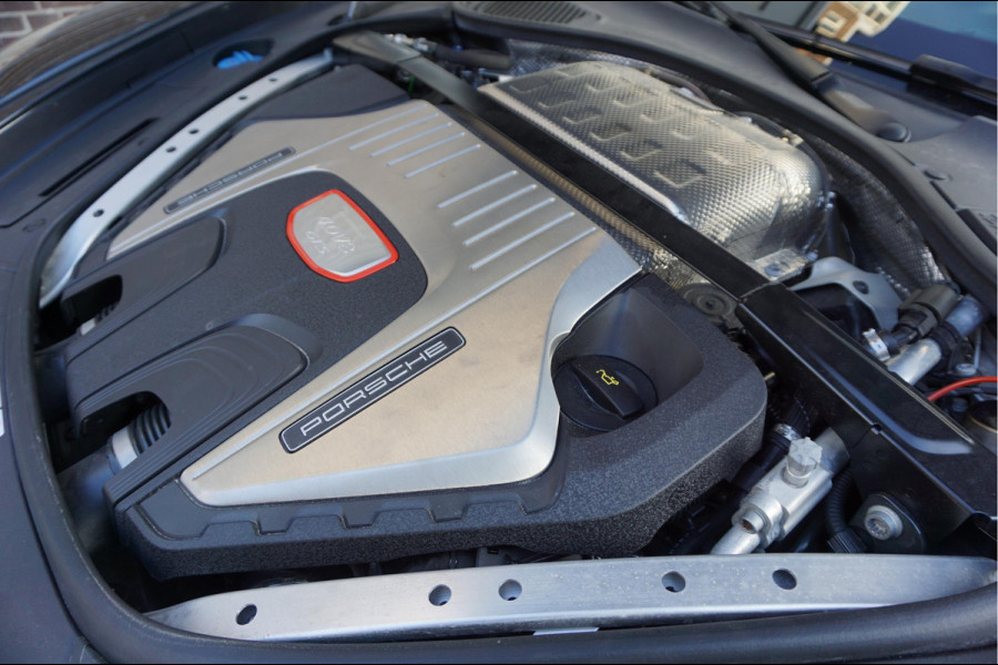 Porsche Panamera 4.0 GTS V8 BiTurbo | Sport Chrono | Luchtvering | Panoramadak | Adaptive + Lane | 4x Memory Verwarming Koeling | Soft close | Sfeerverlichting | Nieuwprijs ca € 226.000,-