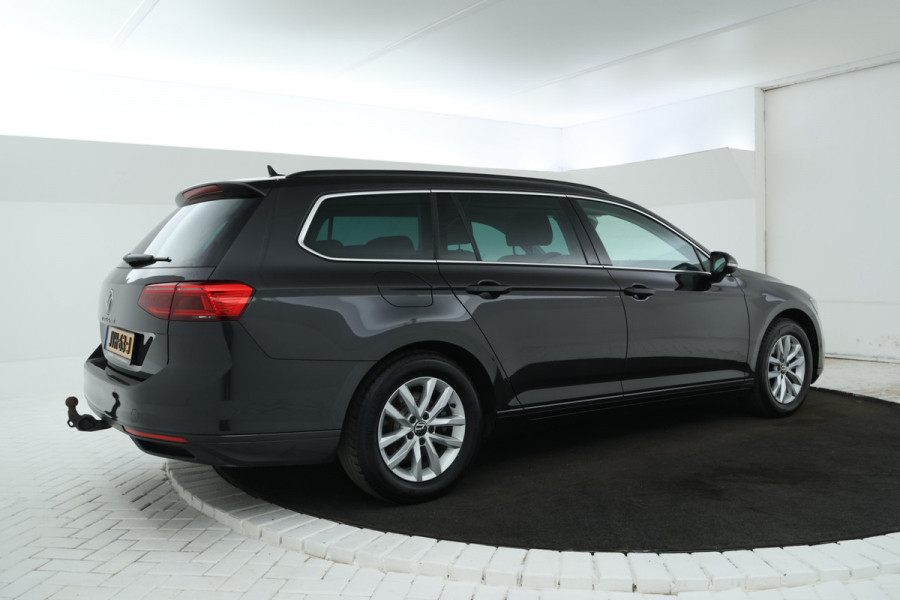 Volkswagen Passat Variant 1.5 TSI Elegance Business Trekhaak, Panorama, Navigatie, Stoelverwarming!
