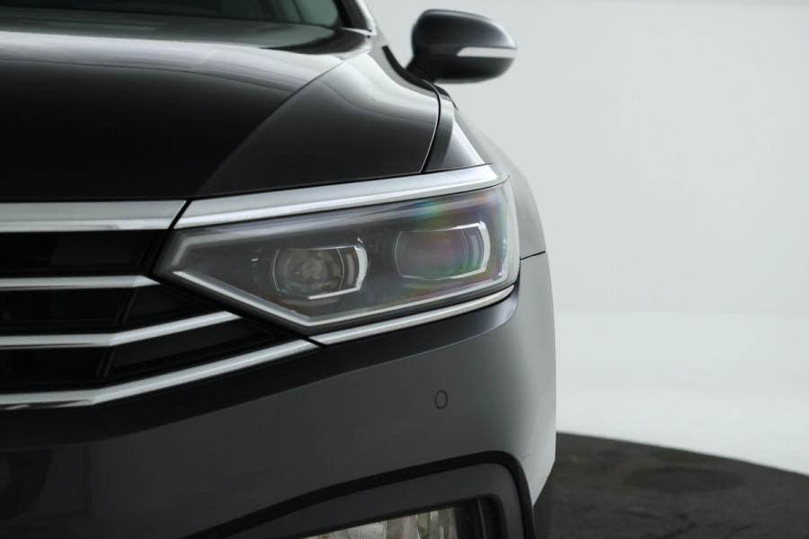 Volkswagen Passat Variant 1.5 TSI Elegance Business Trekhaak, Panorama, Navigatie, Stoelverwarming!