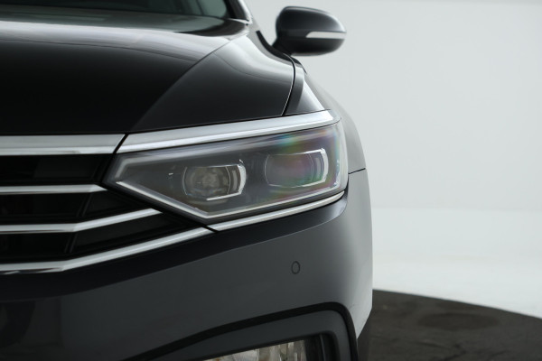 Volkswagen Passat Variant 1.5 TSI Elegance Business Trekhaak, Panorama, Navigatie, Stoelverwarming!