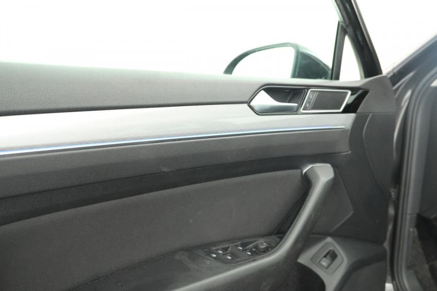 Volkswagen Passat Variant 1.5 TSI Elegance Business Trekhaak, Panorama, Navigatie, Stoelverwarming!