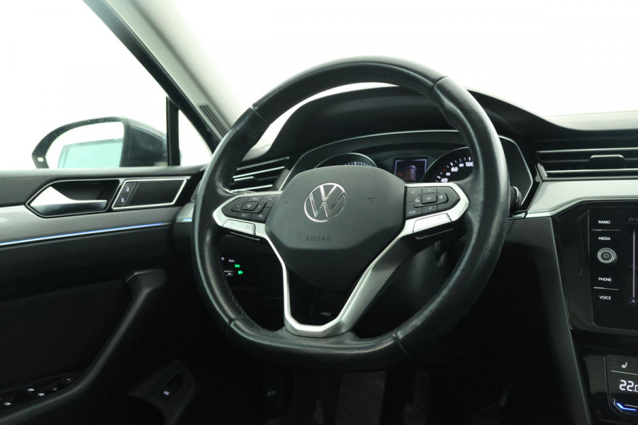 Volkswagen Passat Variant 1.5 TSI Elegance Business Trekhaak, Panorama, Navigatie, Stoelverwarming!