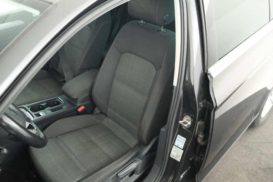 Volkswagen Passat Variant 1.5 TSI Elegance Business Trekhaak, Panorama, Navigatie, Stoelverwarming!