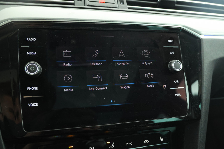 Volkswagen Passat Variant 1.5 TSI Elegance Business Trekhaak, Panorama, Navigatie, Stoelverwarming!