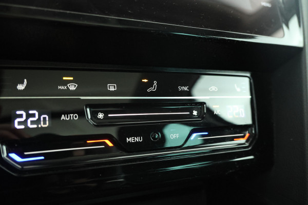 Volkswagen Passat Variant 1.5 TSI Elegance Business Trekhaak, Panorama, Navigatie, Stoelverwarming!