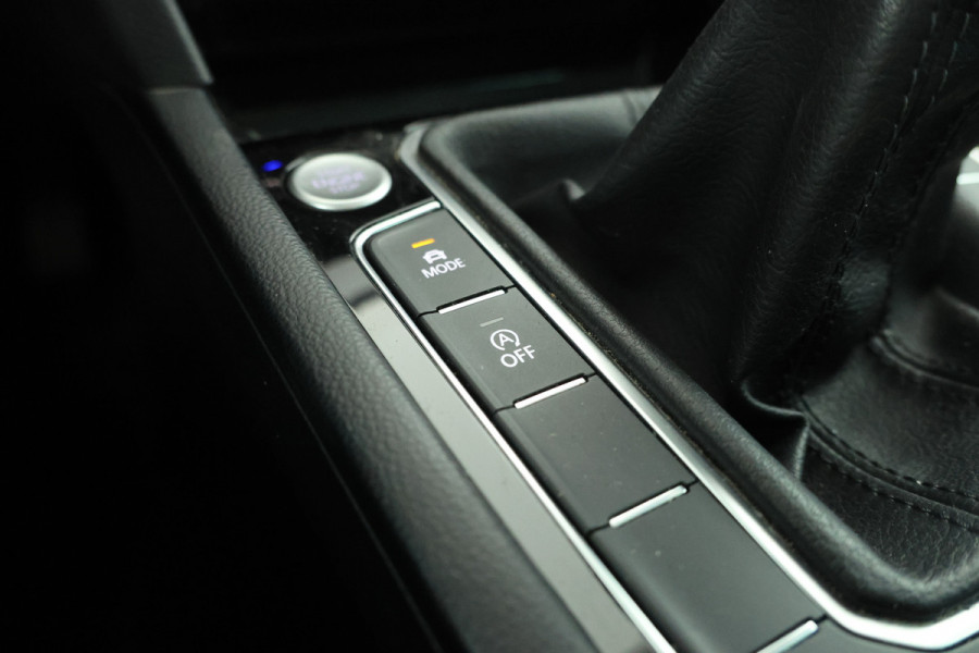 Volkswagen Passat Variant 1.5 TSI Elegance Business Trekhaak, Panorama, Navigatie, Stoelverwarming!