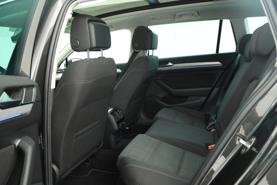 Volkswagen Passat Variant 1.5 TSI Elegance Business Trekhaak, Panorama, Navigatie, Stoelverwarming!