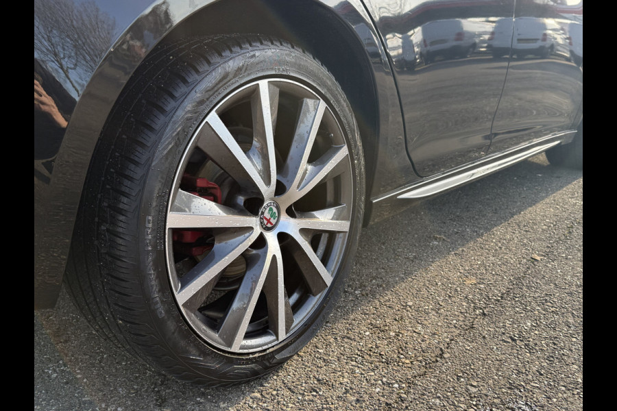 Alfa Romeo Giulietta 1.4 Turbo MultiAir Super | NL-auto | Pano | Leder | Navi | Cruise