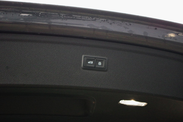 Audi Q5 55 TFSI e 367 PK Quattro Competition S-Line PHEV, Luchtvering, Panoramadak, Camera