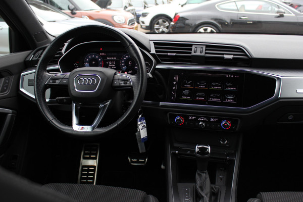 Audi Q3 35 TFSI Pro Line 3x S-Line / Navigatie / Half leder / 18'' / LED Koplampen / Parkeerhulp achter / Stoelverwarming / Cruise Control