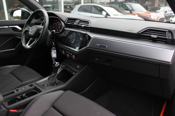 Audi Q3 35 TFSI Pro Line 3x S-Line / Navigatie / Half leder / 18'' / LED Koplampen / Parkeerhulp achter / Stoelverwarming / Cruise Control