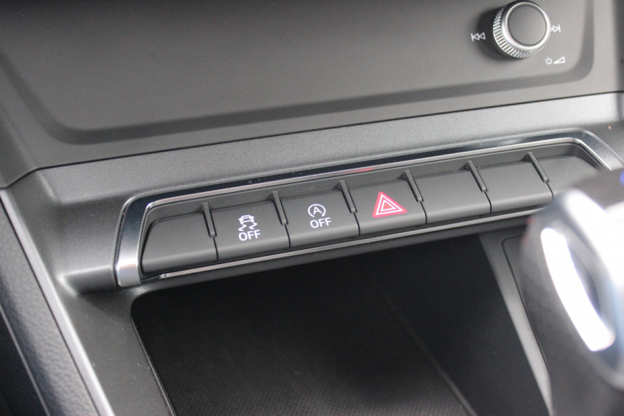 Audi Q3 35 TFSI Pro Line 3x S-Line / Navigatie / Half leder / 18'' / LED Koplampen / Parkeerhulp achter / Stoelverwarming / Cruise Control