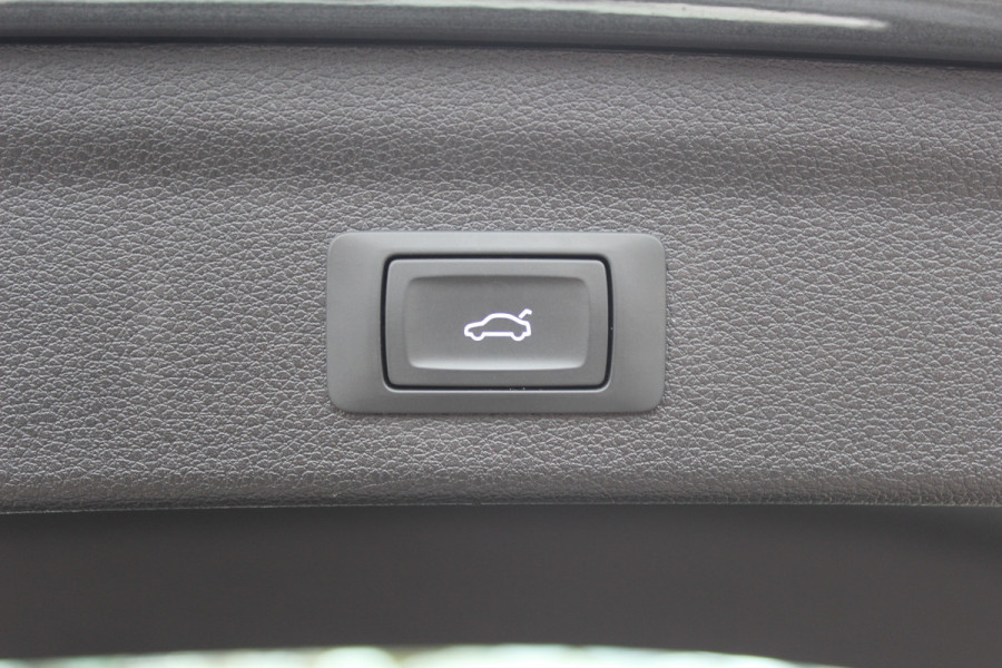 Audi Q3 35 TFSI Pro Line 3x S-Line / Navigatie / Half leder / 18'' / LED Koplampen / Parkeerhulp achter / Stoelverwarming / Cruise Control