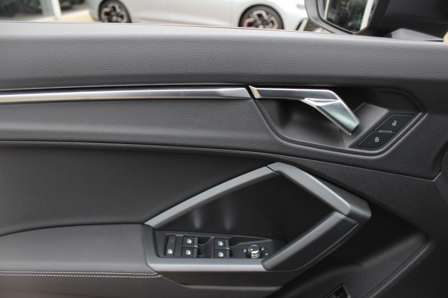 Audi Q3 35 TFSI Pro Line 3x S-Line / Navigatie / Half leder / 18'' / LED Koplampen / Parkeerhulp achter / Stoelverwarming / Cruise Control