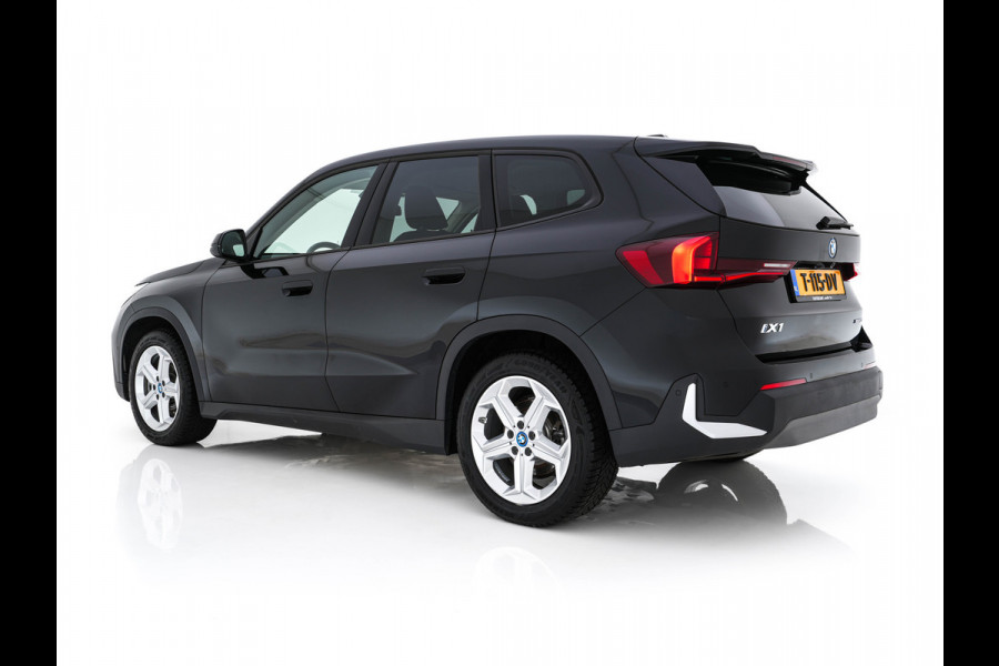 BMW iX1 xDrive30 Launch Edition 67 kWh [ 3-Fase-11kW ] {SOH-100%} (INCL-BTW) Aut. *FULL-LED | DIGI-COCKPIT | DAB+ | NAVI-FULLMAP | PRIVACYGLASS | COMFORTSEATS | ECC | PDC | CRUISE | 18''ALU*