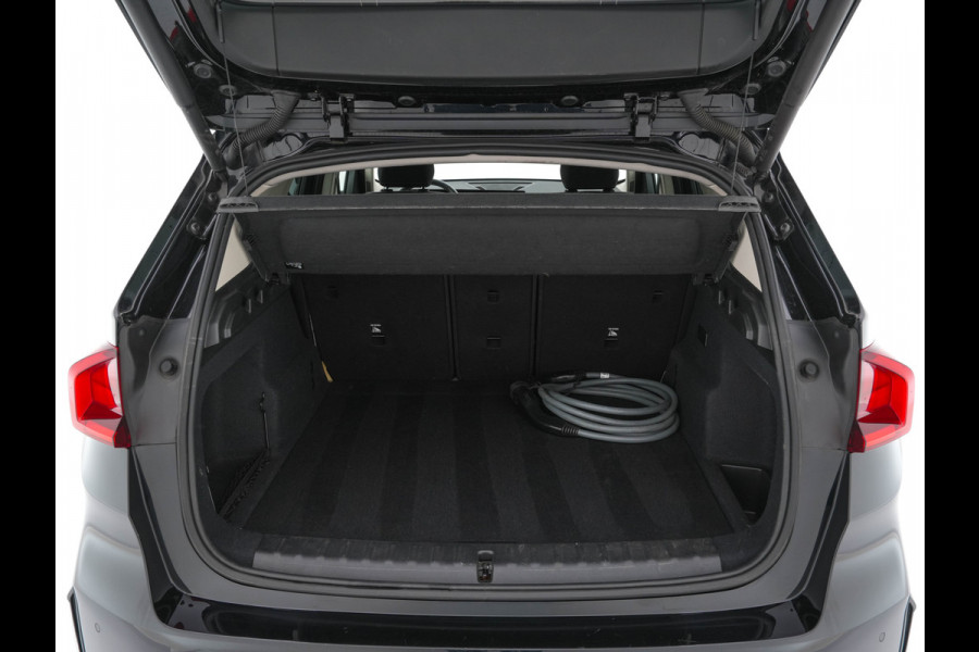 BMW iX1 xDrive30 Launch Edition 67 kWh [ 3-Fase-11kW ] {SOH-100%} (INCL-BTW) Aut. *FULL-LED | DIGI-COCKPIT | DAB+ | NAVI-FULLMAP | PRIVACYGLASS | COMFORTSEATS | ECC | PDC | CRUISE | 18''ALU*