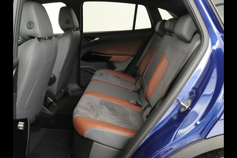 Volkswagen ID.4 First 77 kWh | Trekhaak | Stoel & stuurverwarming | Adaptive cruise | Camera | Carplay | Half leder | Navigatie | 20'' | Full LED | Keyless | Climate control | Sfeerverlichting