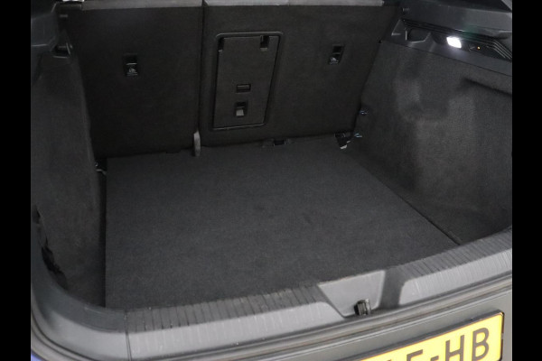 Volkswagen ID.4 First 77 kWh | Trekhaak | Stoel & stuurverwarming | Adaptive cruise | Camera | Carplay | Half leder | Navigatie | 20'' | Full LED | Keyless | Climate control | Sfeerverlichting