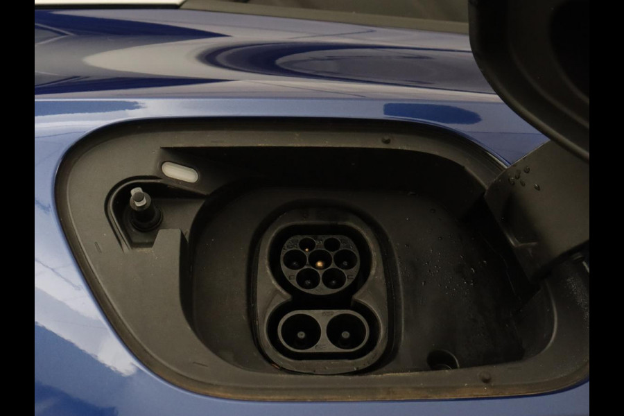 Volkswagen ID.4 First 77 kWh | Trekhaak | Stoel & stuurverwarming | Adaptive cruise | Camera | Carplay | Half leder | Navigatie | 20'' | Full LED | Keyless | Climate control | Sfeerverlichting