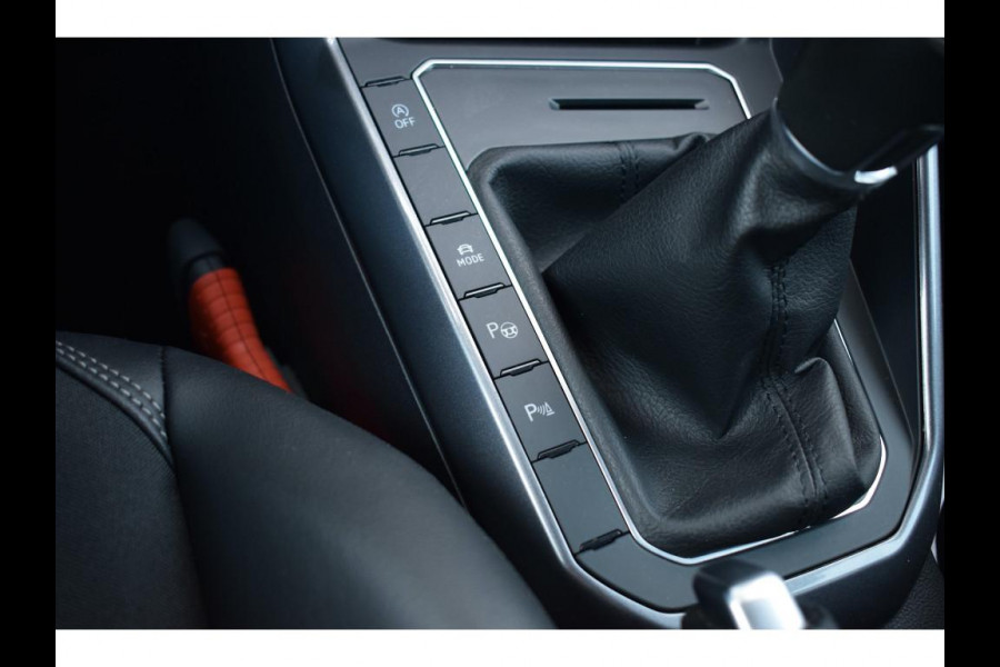 Volkswagen Polo 1.0 TSI Highline Business R | Apple CarPlay | Half Leer | Sportstoelen | Senoren
