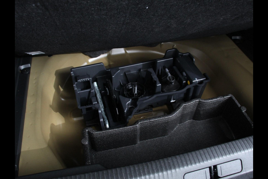 Peugeot 2008 1.2 Hybrid 136 pk Automaat Allure | Navigatie | Apple Carplay/Android Auto | Climate Control | Dab | Led | Parkeer sensoren | Cruise Control | Stoelverwarming