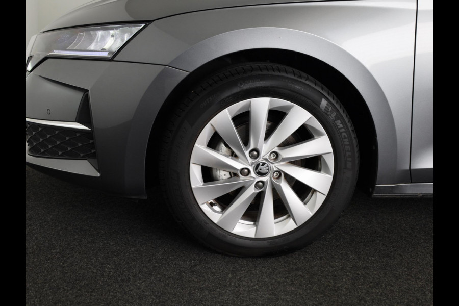 Škoda Octavia Combi 1.5 TSI MHEV First Edition 115pk | Climatronic | 17 inch Lichtmetalen velgen | Parkeercamera achter | Navigatie