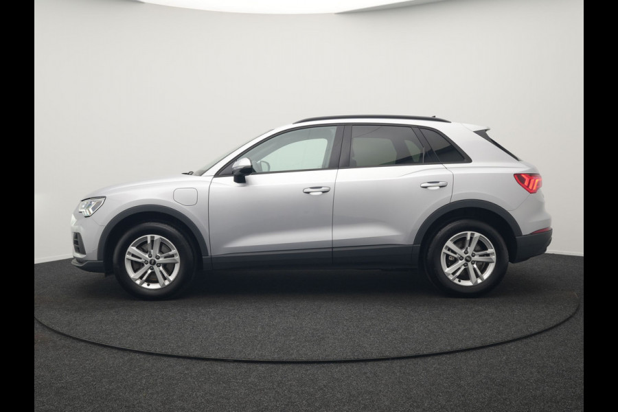 Audi Q3 45 TFSI e edition Plug In Hybrid 245pk Dealer O.H. PHEV | S Line Int. | Trekhaak Af Fabriek | Camera | Sfeerverlichting | Virtual Cockpit | Keyless | Blis | Navigatie | DAB |