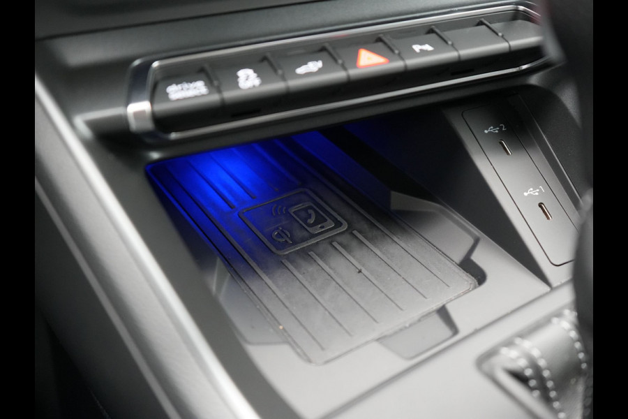 Audi Q3 45 TFSI e edition Plug In Hybrid 245pk Dealer O.H. PHEV | S Line Int. | Trekhaak Af Fabriek | Camera | Sfeerverlichting | Virtual Cockpit | Keyless | Blis | Navigatie | DAB |