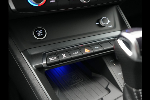 Audi Q3 45 TFSI e edition Plug In Hybrid 245pk Dealer O.H. PHEV | S Line Int. | Trekhaak Af Fabriek | Camera | Sfeerverlichting | Virtual Cockpit | Keyless | Blis | Navigatie | DAB |