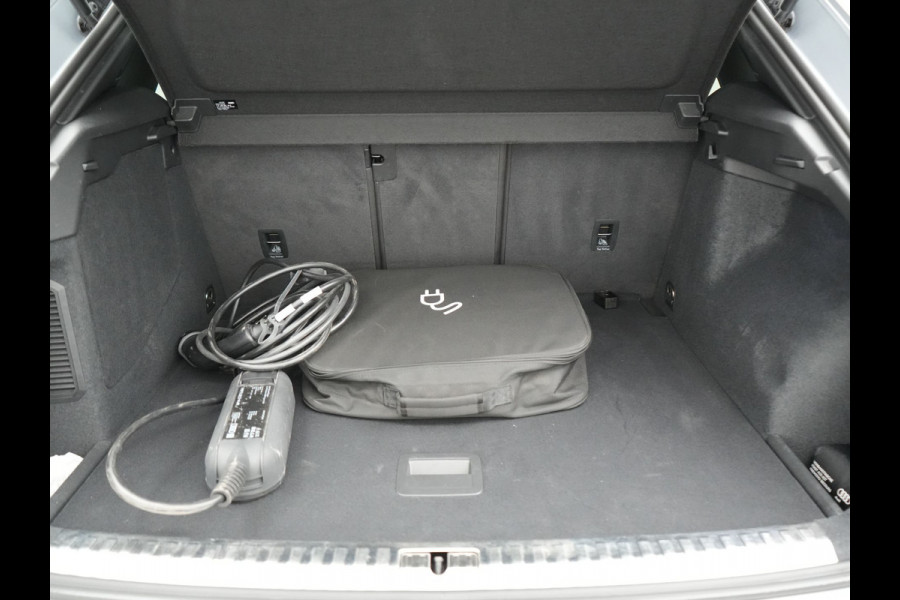 Audi Q3 45 TFSI e edition Plug In Hybrid 245pk Dealer O.H. PHEV | S Line Int. | Trekhaak Af Fabriek | Camera | Sfeerverlichting | Virtual Cockpit | Keyless | Blis | Navigatie | DAB |