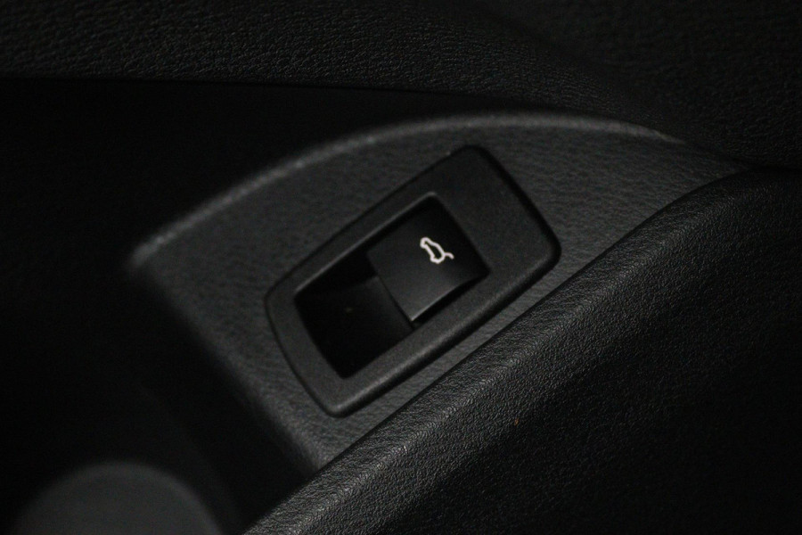 BMW X1 SDrive20i High Executive M Sport (M-PAKKET, STOELVERWARMING, NAVIGATIE, CRUISE CONTROL ADAPTIEF, AUTOMAAT, PARKEERSENSOREN