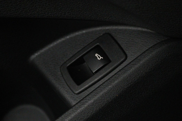 BMW X1 SDrive20i High Executive M Sport (M-PAKKET, STOELVERWARMING, NAVIGATIE, CRUISE CONTROL ADAPTIEF, AUTOMAAT, PARKEERSENSOREN