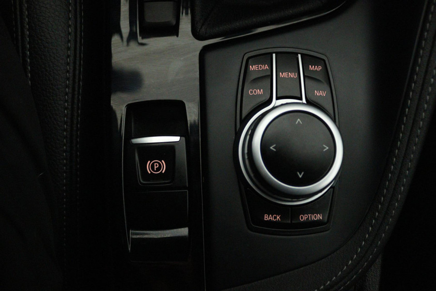 BMW X1 SDrive20i High Executive M Sport (M-PAKKET, STOELVERWARMING, NAVIGATIE, CRUISE CONTROL ADAPTIEF, AUTOMAAT, PARKEERSENSOREN