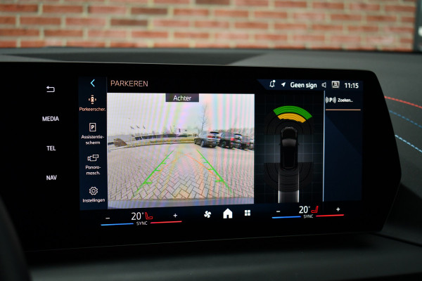 BMW 1-serie 120 M-Sport int+ext ACC DA-Plus Camera Shadowline 18inch