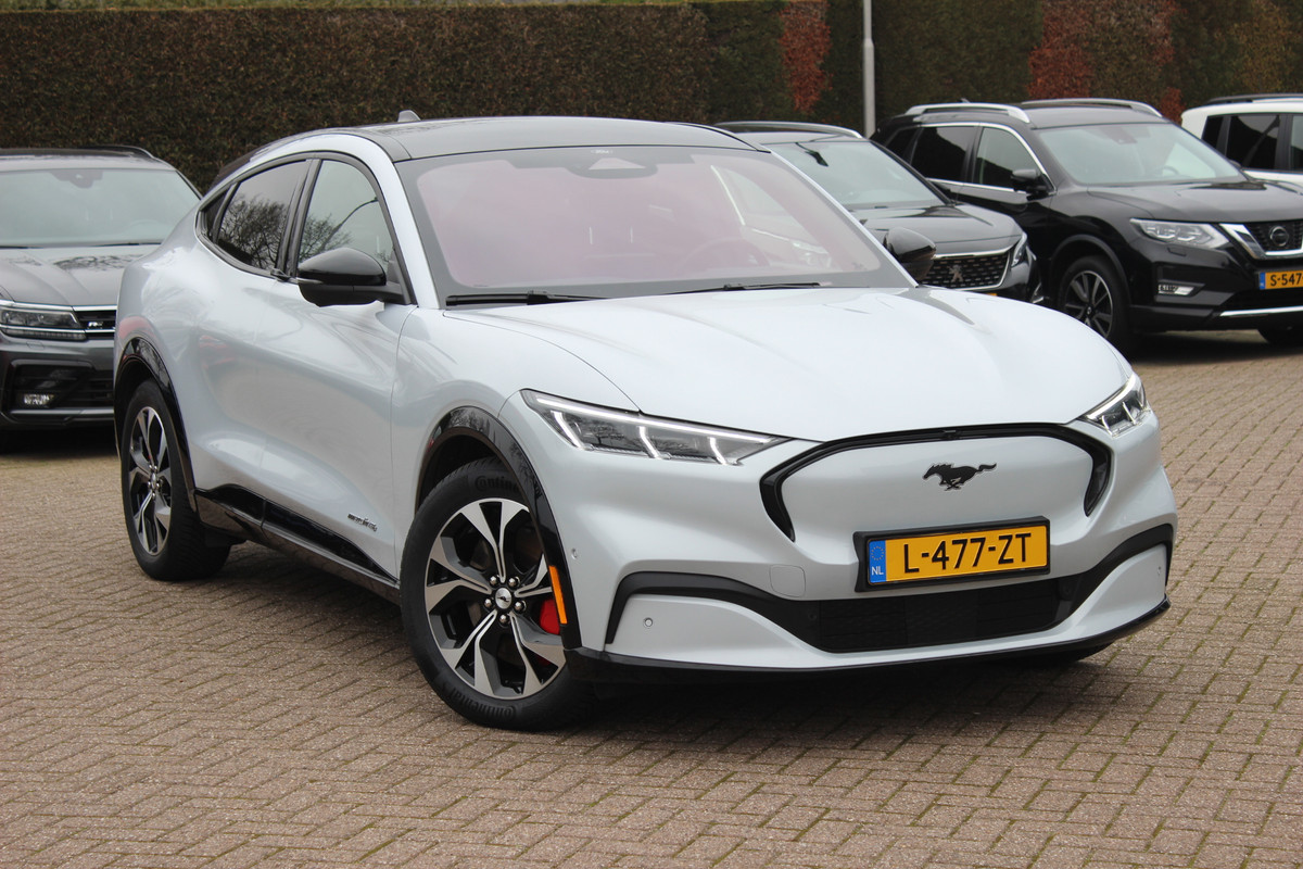 Ford Mustang Mach-E AWD 75 kWh / SOH 93,4% / Panoramadak / Camera / Leder / 19'' / B&O / Keyless / DAB / Dodehoek / ACC / Navigatie / Sfeerverlichting / Stoelverwarming