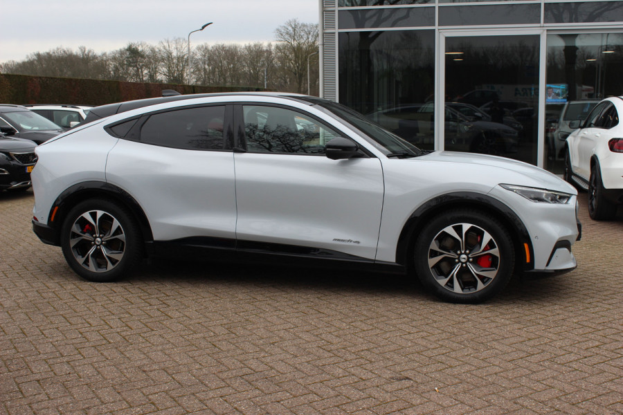 Ford Mustang Mach-E AWD 75 kWh / SOH 93,4% / Panoramadak / Camera / Leder / 19'' / B&O / Keyless / DAB / Dodehoek / ACC / Navigatie / Sfeerverlichting / Stoelverwarming