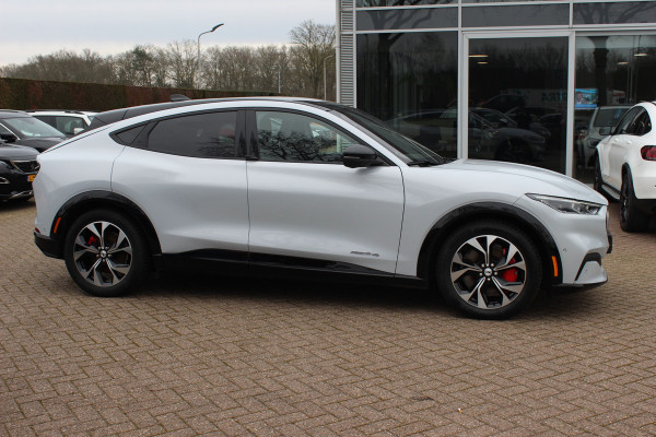 Ford Mustang Mach-E AWD 75 kWh / SOH 93,4% / Panoramadak / Camera / Leder / 19'' / B&O / Keyless / DAB / Dodehoek / ACC / Navigatie / Sfeerverlichting / Stoelverwarming