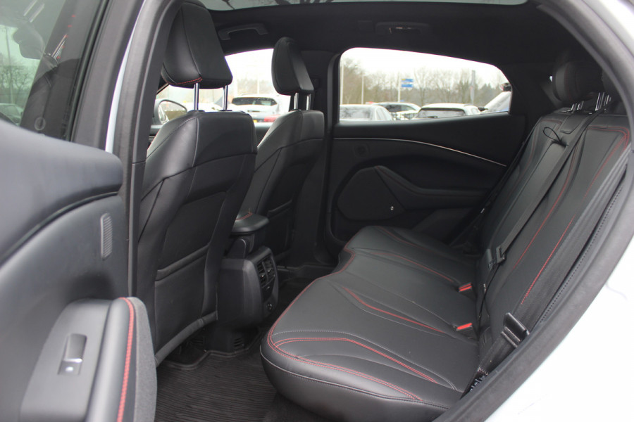 Ford Mustang Mach-E AWD 75 kWh / SOH 93,4% / Panoramadak / Camera / Leder / 19'' / B&O / Keyless / DAB / Dodehoek / ACC / Navigatie / Sfeerverlichting / Stoelverwarming