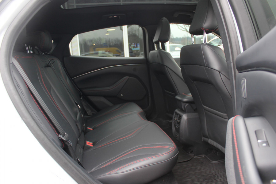 Ford Mustang Mach-E AWD 75 kWh / SOH 93,4% / Panoramadak / Camera / Leder / 19'' / B&O / Keyless / DAB / Dodehoek / ACC / Navigatie / Sfeerverlichting / Stoelverwarming