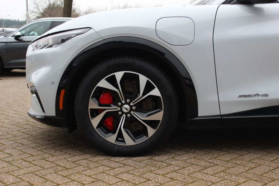 Ford Mustang Mach-E AWD 75 kWh / SOH 93,4% / Panoramadak / Camera / Leder / 19'' / B&O / Keyless / DAB / Dodehoek / ACC / Navigatie / Sfeerverlichting / Stoelverwarming
