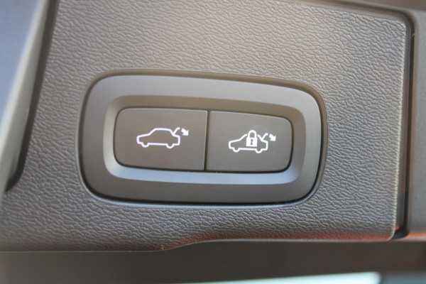Volvo XC60 T6 Plug-in hybrid 350PK AWD Plus Dark Lederen bekleding / Cruise Control / Panoramisch schuif-kanteldak / Google infotainment incl navigatie / Elektrisch bedienbare voorstoelen met geheugen
