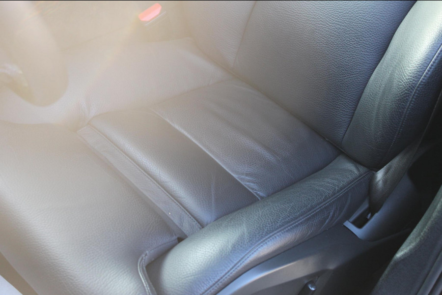 Volvo XC60 T6 Plug-in hybrid 350PK AWD Plus Dark Lederen bekleding / Cruise Control / Panoramisch schuif-kanteldak / Google infotainment incl navigatie / Elektrisch bedienbare voorstoelen met geheugen